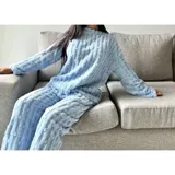 Pijama de dos piezas de tejido plush texturado con diseño de puntos en relieve, compuesto por un buzo de manga larga con cuello redondo y un pantalón largo de corte recto.