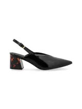 Stiletto destalonado de cuero charolado negro, con punta fina, tira ajustable en el talón con hebilla metálica y taco cuadrado con estampado carey.