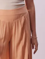 Pantalón Sound Style color naranja de gasa bambula con pretina ancha elastizada en la espalda y tajos en el frente.