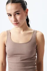 Musculosa corta negra de textura acanalada y escote cuadrado.