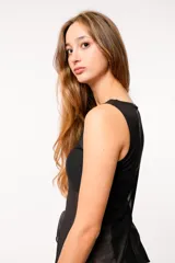 Musculosa negra de tul transparente con volados en el ruedo.