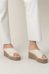 Sandalias de cuero color crema con plataforma de goma eva y suela de goma.