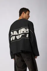 Buzo oversize de algodón rústico de alto gramaje, color beige, con diseño boxy, bordes con terminación cruda y estampa frontal con el texto VCP.