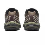 Championes de trail running Salomon modelo XT-6, color marrón con detalles en negro y blanco. Presentan un diseño técnico con sistema de cordones rápidos, refuerzos laterales y suela de alta tracción.