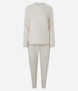 Pijama de dos piezas confeccionado en tejido fleece de tacto suave y aspecto peludo. Incluye una blusa de manga larga con cuello redondo y un pantalón con cintura elástica, ambos con estampado de cuadros vichy en tonos pastel.