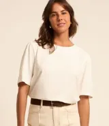 Blusa color crudo, confeccionada en viscolino, con cuello redondo y mangas cortas abullonadas.