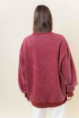 Sweater de tejido suave con lavado efecto vintage, color rosa fucsia, de calce oversize y cuello redondo.