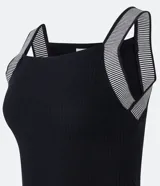 Musculosa negra de poliéster, viscosa y elastano, con escote cuadrado y tirantes anchos a rayas horizontales blancas y grises.