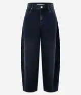 Pantalón de jean modelo barrel con cintura alta, corte amplio en las piernas y barra afinada. Presenta un lavado desgastado, cierre frontal con botón y bolsillos funcionales.