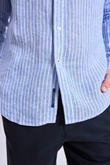 Camisa de corte regular con diseño de rayas verticales finas en tonos claros, cuello clásico y mangas largas con puños abotonados.