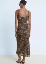 Vestido midi de tirantes anchos y cuello redondo, con diseño recto y estampado animal print de leopardo. Incluye cierre de cremallera lateral.