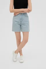 Bermuda de jean de tiro alto con corte recto y ruedo deshilachado.