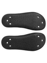 Sandalia tipo chinela Under Armour modelo Locker V, confeccionada en una sola pieza de EVA moldeada de secado rápido. Presenta un diseño ergonómico con orificios laterales de drenaje, plantilla texturizada para mayor tracción y el logo de la marca en relieve sobre la banda superior.