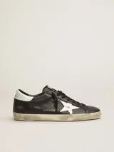 Zapatillas Golden Goose modelo Super-Star, color negro con estrella lateral blanca y refuerzo del talón blanco.