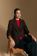 Blazer de corte sastrero con solapas clásicas y estructura definida. Presenta un diseño versátil con silueta ligeramente oversized, ideal para un estilo sofisticado y atemporal.