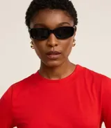 Blusa de ribana color marrón, con cuello redondo ajustado y mangas cortas.