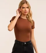 Body de cuello redondo y manga corta, confeccionado en tejido de poliamida con elastano. Presenta un diseño liso y ajustado al cuerpo con cierre en la entrepierna.