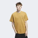 Remera color mostaza de corte clásico con cuello redondo y logo Adidas bordado en el pecho.