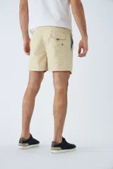 Short de baño con estampado de hojas lineales en tono rosado, cuenta con cintura elástica ajustable mediante cordón, bolsillos laterales y un bolsillo trasero. Incluye suspensor interno y logo bordado.