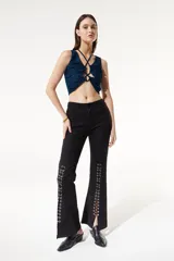 Top elastizado de lurex azul con aberturas en el frente, escote pronunciado y ajuste en el cuello.