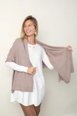 Pashmina de tejido suave con diseño asimétrico, cierre lateral con botón y acabado liso en color bordó.