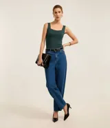 Blusa básica sin mangas marca Cortelle, confeccionada en poliamida con elastano. Presenta un diseño ajustado al cuerpo con escote cuadrado tanto en el frente como en la espalda y breteles medianos.