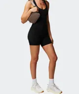 Short deportivo negro de tiro alto, confeccionado con tejido ultra suave, ajustado al cuerpo y con bolsillos laterales de fácil acceso.
