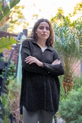 Camisa de punto calado en color beige con hilo de lurex. Presenta una silueta oversize, cuello camisero clásico, mangas 3/4 ligeramente abullonadas y cierre frontal con botones metálicos.
