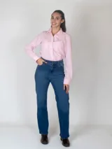Pantalón de jean de corte recto y tiro alto, con diseño clásico de cinco bolsillos y etiqueta de cuero en la parte trasera.