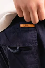 Bermuda color beige de lino tipo cargo, con bolsillos laterales y dos traseros. Cuenta con elástico en la parte de atrás, cierre y botón en el frente.