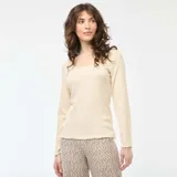 Camiseta de pijama color crema de canalé, con escote cuadrado y mangas largas.