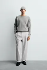 Jersey de punto con textura acanalada, cuello redondo y manga larga. Presenta un corte regular fit con acabados en rib en puños y bajo.