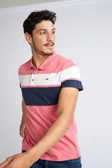 Remera polo de manga corta con diseño de franjas horizontales en colores rosado, blanco y azul marino. Cuenta con cuello clásico, cierre frontal de dos botones y logo pequeño estampado en el pecho.