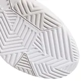 Championes deportivos Adidas modelo Gamechaser, color blanco con detalles en tono metálico. Presentan un diseño con malla transpirable, refuerzos sintéticos y suela con tecnología de amortiguación.