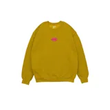 Buzo amarillo de corte clásico con cuello redondo y puños y cintura acanalados. Tiene un parche ovalado con el logo de la marca Pulau en color rosa.