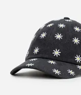 Gorra de sarga de algodón con visera curva y ajuste trasero. Presenta un estampado integral de margaritas blancas sobre fondo gris oscuro.