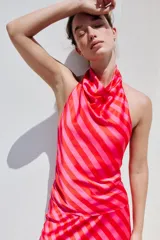 Top satinado sin mangas con cuello halter y estampado de rayas diagonales en tonos rojo y rosado.