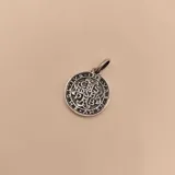 Medalla religiosa de San Benito circular, fabricada en plata 925 con acabado envejecido que resalta los detalles del relieve.