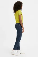 Jeans Levi's modelo 501 Skinny de tiro alto, confeccionados en denim premium selvedge color azul oscuro con efecto desgastado. Presentan corte ajustado en la pierna, bragueta con botones y diseño clásico de cinco bolsillos.