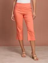 Pantalón capri blanco de gabardina elastizada. Pretina ancha elastizada, delantera con bolsillos simulados y trasera con bolsillos aplicados.