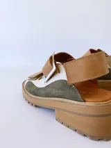 Sandalias de cuero con plataforma de goma, color verde, blanco y beige.