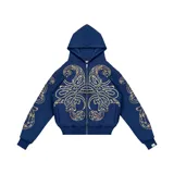 Hoodie azul con cierre y bolsillos laterales, con estampado dorado de hojas de acanto en el frente y las mangas.