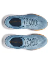Championes de running Under Armour modelo UA Infinite Pro 2, color celeste con entresuela blanca y suela exterior naranja. Cuenta con capellada de malla ligera transpirable, amortiguación UA HOVR+ y talón diseñado para mayor estabilidad.