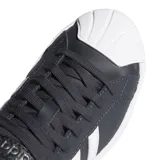 Championes adidas Court Low de color negro con las icónicas tres bandas laterales en blanco y puntera reforzada. Presentan una suela de plataforma blanca con el logo de la marca grabado en el lateral.