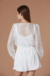 Short de tiro alto color blanco con diseño tipo globo, cintura elástica y cinturón al tono con hebilla forrada.