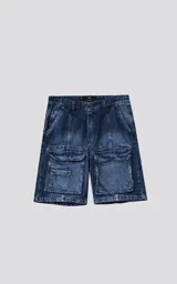 Bermuda de denim azul oscuro con lavado y efecto desgaste, corte oversize y estilo cargo con múltiples bolsillos con tapa en las piernas.