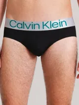Pack de tres slips Calvin Klein de la colección Steel Micro, confeccionados en microfibra. Presentan un diseño de talle medio con cinturilla elástica distintiva que incluye el logo de la marca en diferentes colores.