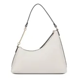 Cartera tipo hobo de la marca Guess, color beige, con diseño asimétrico, cierre superior y correa combinada de cuero sintético y cadena metálica dorada. Incluye logo triangular metálico en el frente.