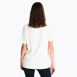 Remera de manga corta color crema con cuello redondo. Presenta un estampado gráfico central con la inscripción 'MERRELL OUTDOOR' y motivos abstractos en tonos naranja y celeste.