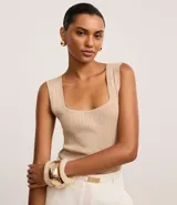 Blusa sin mangas color beige, con escote cuadrado, breteles anchos y efecto metalizado.